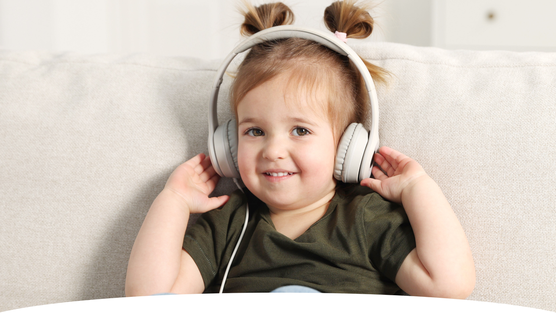 Lecture et imagination : enfant écoute une histoire audio