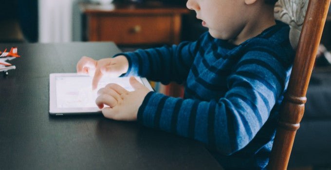Risques des écrans pour les enfants : frein au développement cognitif - Bookinou (Pimely)