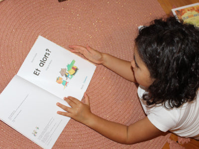 petite fille qui lit en classe