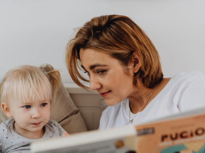 lecture mère-fille avec un livre jeunesse sur les couleurs