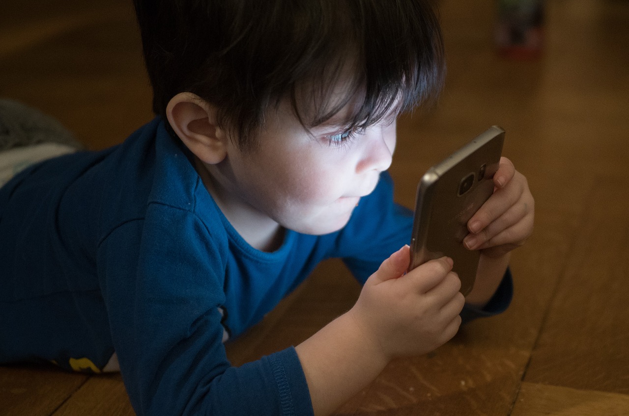 Pourquoi les écrans perturbent-t-ils le sommeil des enfants ?