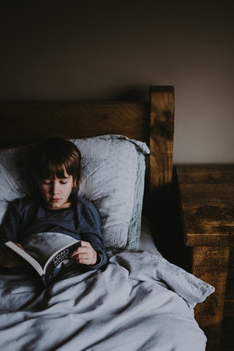 La lecture du soir pour développer la créativité des enfants