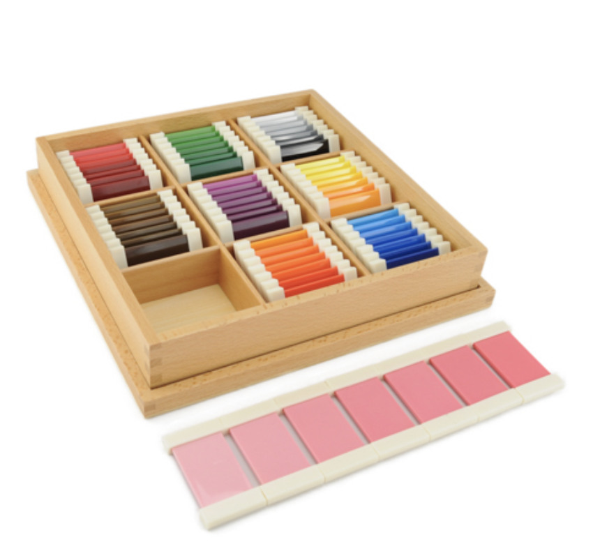 Boîte de couleurs Montessori pour un enfant de 3 ans