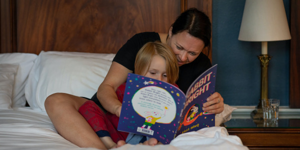 Lire avant de dormir : une bonne idée pour l'enfant ?